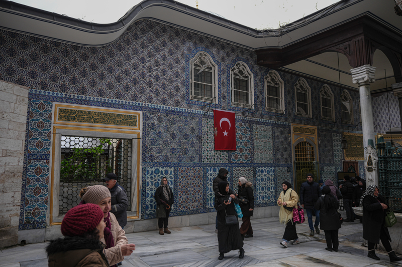 <p>Avluda I. Ahmed tarafından 1613 yılında yaptırılan sebil, mermer işçiliği ve klasik üslubu yansıtan detaylarıyla dikkati çekiyor.</p>