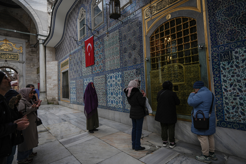 <p>Sekizgen planlı, kubbeli ve duvarları çinilerle kaplı klasik dönem mimarisini yansıtan türbenin sanduka etrafına 3. Selim tarafından gümüş şebeke yaptırıldı. Türbede ayrıca padişahların ve hattatların yazdığı levhalar yer alıyor.</p>