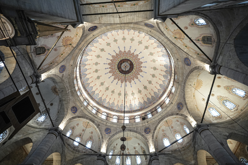 <p>Pektaş, 'Cami 1766 yılında meydana gelen büyük depremde zarar görüyor. Büyük oranda yıkılıyor ve kısa süre sonra tamir edilmeye çalışılıyor. Tamir ediliyor fakat birkaç sene sonra bu yeterli görülmüyor ve bir süre kapalı kalıyor. 1798 yılında tekrar ele alınıyor. Ancak yapılan tetkiklerde yapının artık kullanılamayacağı anlaşılıyor, temeline kadar yıkılıyor ve iki yıl içinde tekrar inşa ediliyor.' ifadelerini kullandı.</p>