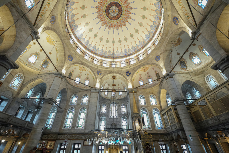 <p>İstanbul Medeniyet Üniversitesi Edebiyat Fakültesi Sanat Tarihi Bölüm Başkanı Prof. Dr. Kadir Pektaş, AA muhabirine, caminin olduğu yerde kabri bulunan Ebu Eyyub el-Ensari'nin Hazreti Muhammed'in sancaktarlarından biri olarak bilindiğini söyledi.</p>