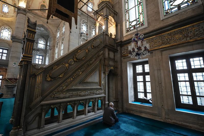 <p>Eyüp Sultan Camisinin, 1798'deki ikinci inşaatının 1800 yılında tamamlandığını kaydeden Pektaş, günümüzdeki caminin 3. Selim zamanında inşa edildiğini, türbede de Fatih Sultan Mehmet dönemindeki mimarisine bağlı kalınarak onarım, düzenleme ve güzelleştirmelerin yapıldığını belirtti.</p>