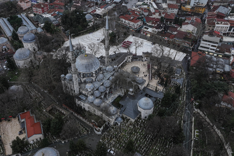 <p>Pektaş, Fatih Sultan Mehmed dönemindeki ilk yapımında caminin iki yanında, türbeye doğru devam eden tarafta sekizerden 16 medrese hücresinin bulunduğunu, yeniden inşa sırasında medrese odalarının kaldırıldığını ve revaklı avlu haline getirildiğini ifade etti.</p>