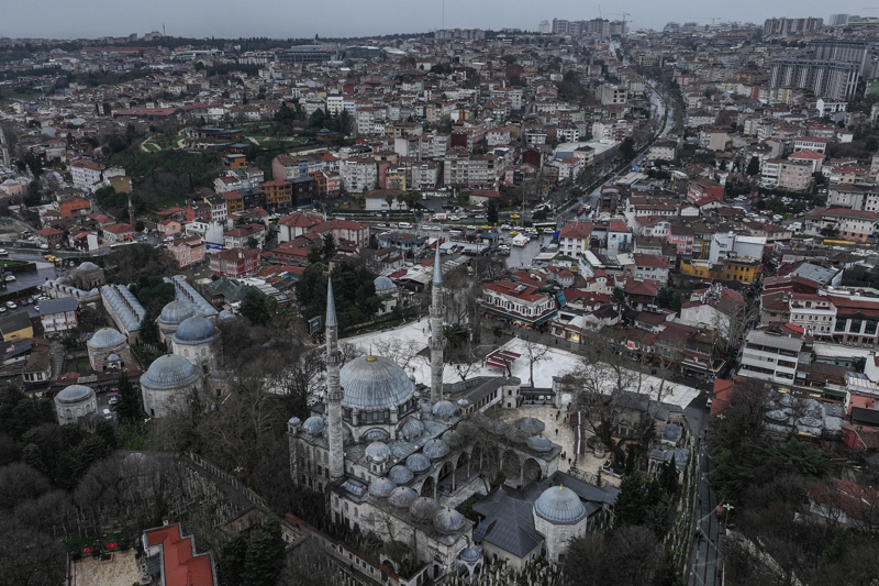 <p>Prof. Dr. Pektaş, 'Eyüp Sultan Camisi, Eyüpsultan semtindeki yapılaşmanın çekirdeğini oluşturan bir yerdir. Çünkü burası zaman içinde gelişen büyük bir kompleks, bir külliyedir. Mesela, hemen biraz daha ileri tarafta Mihrişah Valide Sultan'ın yaptırmış olduğu bir külliye vardır. Daha çok imaret bazlı aşhanenin bulunduğu bir külliyedir. Biraz daha ileride Şah Sultan'ın yaptırdığı bir külliye vardır. Yine 16. yüzyıldan Zal Mahmut Paşa'nın yaptırdığı apayrı bir külliye vardır. Yine çok yakında Sokullu Mehmet Paşa'nın yaptırmış olduğu medrese merkezi bir külliye vardır. Bunun yanında Osmanlı paşalarının yaptırmış olduğu türbeler ve bunların çevresindeki hazireler vardır. Yüzlerce, belki de binlerce Osmanlı dönemi şahsiyetinin metfun olduğunu biliyoruz. Dolayısıyla burası Osmanlı sanatının birçok safhasını, neredeyse 15. yüzyıldan 19. yüzyıla kadar kesintisiz olarak gösteren bir ayna gibi değerlendirilebilir.' değerlendirmesini yaptı.</p>