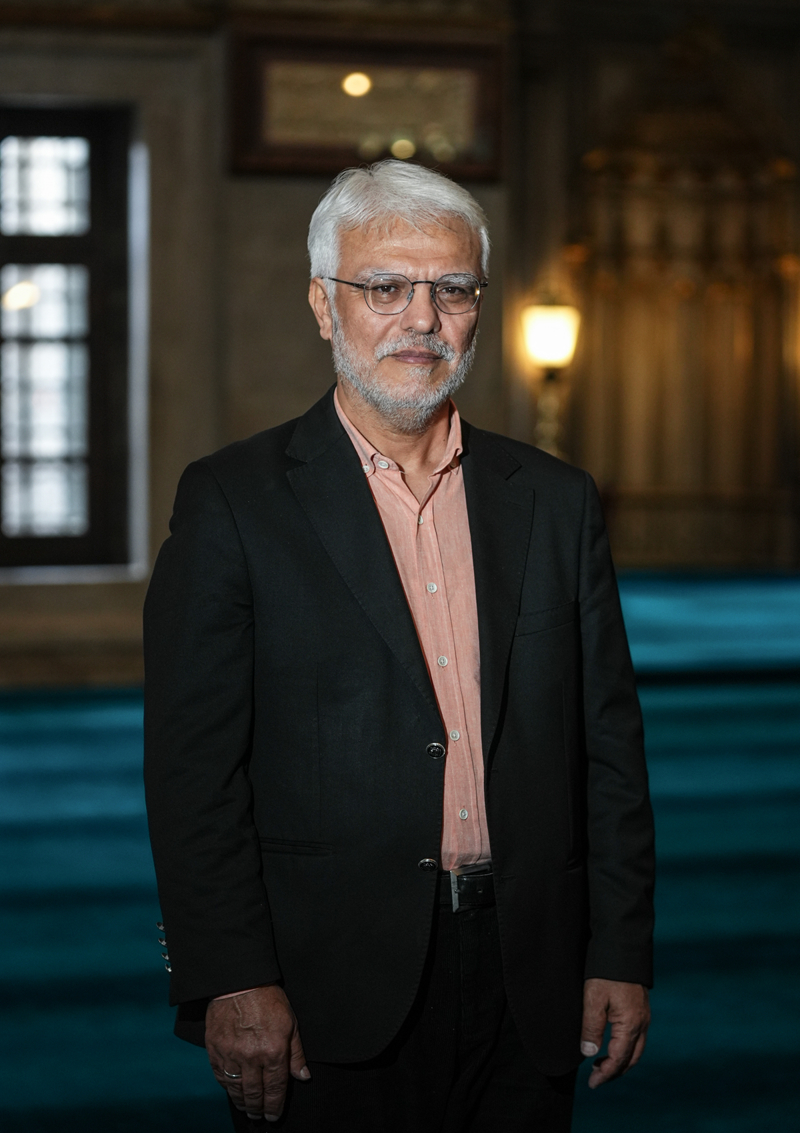 <p>'Bu restorasyon sırasında külliyenin veya caminin inşaatı sırasında tutulan bir ruzname var. Bu ruzname kayboluyor. Ancak Ekrem Hakkı Ayverdi bu ruznameyi yaptığı araştırmalarda tekrar elde ediyor. Oradan elde ettiğimiz bilgiler ve ilk Fatih döneminde kaybolan vakfiyesinden sonra yeniden 3. Murat döneminde düzenlenen vakfiyesi elimizde. Bu vakfiyeden biz Eyüp ve çevresinin yanı sıra Alibeyköy'de, İstanbul'un değişik yerlerinde, Eğrikapı'da ve Edirne bölgesinde birçok yerin külliyeye vakfedildiğini biliyoruz. Mevlit okunması, kandil gecelerinde şerbetlerin dağıtılması, aşırlar okunması gibi vakıf kayıtları elimizde mevcut. Burası halkın ve devlet adamlarının özel ilgi gösterdiği bir yer. Söylenecek diğer bir husus, kılıç kuşanma törenleridir. O da burada yapılmaktadır. Yani Osmanlı padişahları meşruiyetlerini ve hükümdarlıklarını burada ilan etmektedir. Dolayısıyla birçok açıdan, hem dini inanış yönünden hem de Osmanlı sosyal, kültür ve siyasi tarihi yönünden büyük önem taşıyan bir merkezin tam çekirdeğinde, odağında bulunuyoruz.'</p>