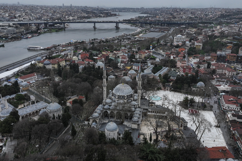 <p>Camiye birçok Osmanlı sultanları, paşaları ve hanedan üyeleri tarafından eklemeler, düzenlemeler yapıldığını ve şamdanlar hediye edildiğini söyleyen Pektaş, Damat İbrahim Paşa'nın türbede 1723-1724 yılları arasında onarımlar yaptırdığını, dışarıda bulunan madeni şebekeleri düzelttirdiğini, aynı zamanda iç mekanda da 15-16. yüzyıl mimarisinde ve karakterine bağlı kalarak düzenlemeler yaptırdığını anlattı.</p>