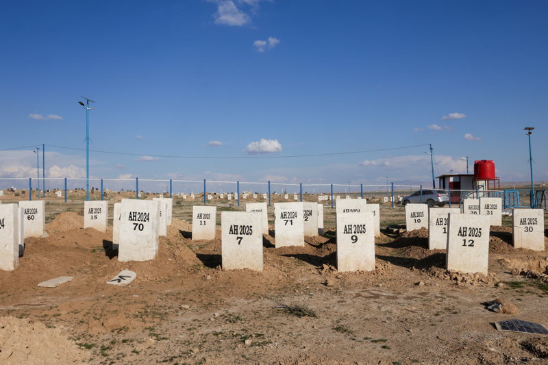 <p>YPG i�galinin sona ermesinin ard�ndan Hol Kamp� �evresinde yer alan bir kabristanda ise 1000'e yak�n isimsiz mezar bulunuyor.</p>