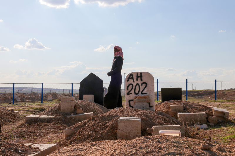 <p>Suriye ordusunun ge�en ay ba�latt��� operasyona kadar YPG'nin i�galinde kalan Hol Kamp�, insanl�k d��� �artlar�yla uluslararas� kamuoyunun g�ndeminde yer ald�.</p>