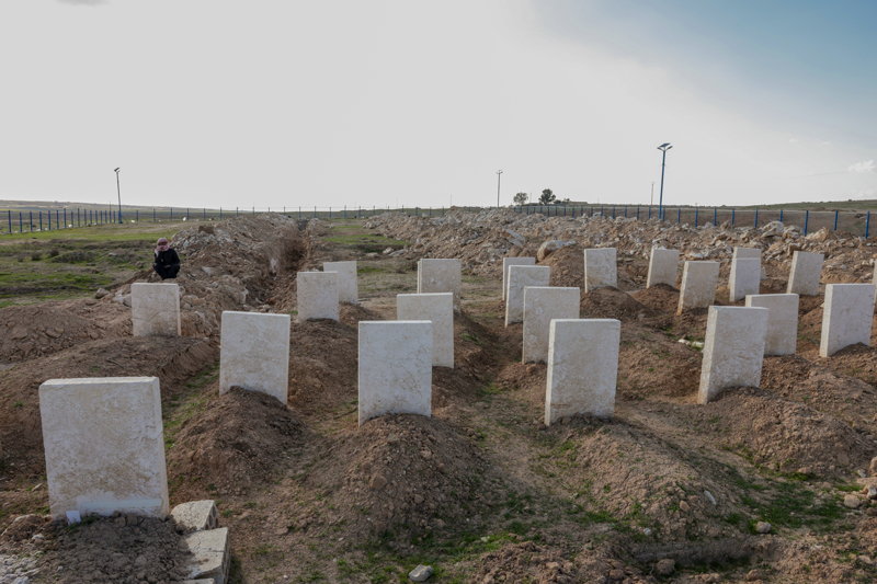 <p>Buradaki yakla��k 1000 kabrin mezar ta��nda sadece numara ve ki�inin �l�m y�l� yaz�yor. K���kl� b�y�kl� farkl� �l��lerdeki mezarlar�n yan� ba��nda toplu definler i�in haz�rlanm�� �ukurlar ise dikkati �ekiyor.</p>