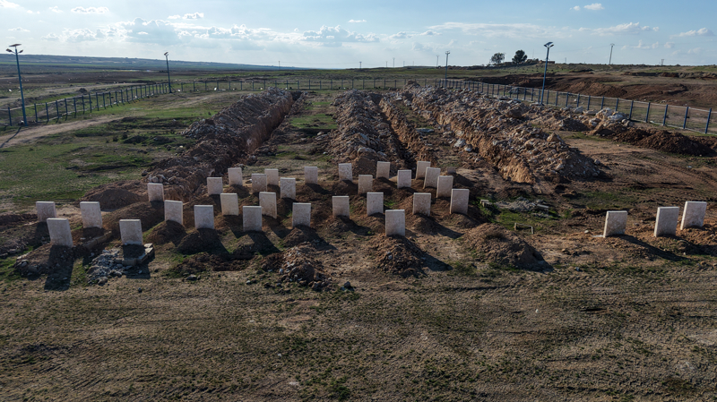 <p><b><p></p></b></p><p><b><p></p></b></p><p><b>HOL KAMPI'NDAK� K���LER BU MEZARLI�A G�M�LM��</b></p><p><br></p><p><br></p><p>AA muhabirine a��klamada bulunan b�lge sakinlerinden Salih Muhammed Haf�z, bu mezarl��a Hol Kamp�'nda �len ki�ilerin cenazelerinin defnedildi�ini belirtti.</p>