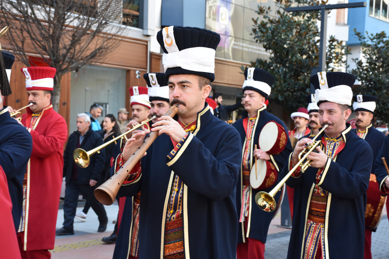 <p>Mehteran Birli�i'nin seslendirdi�i mar� ve �ark�lara e�lik eden vatanda�lar, Merasim B�l�k Komutanl���n�n t�fekli hareketler g�sterisini de ilgiyle izledi.</p>