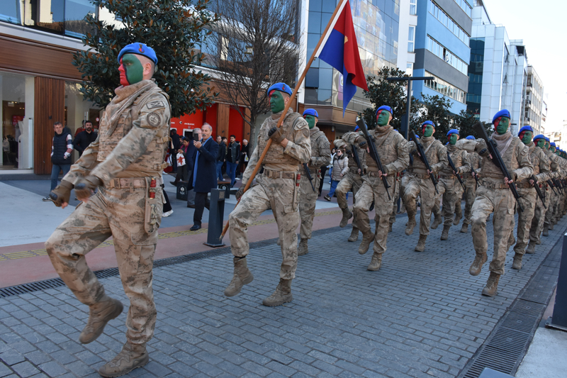 <p>Vali Yard�mc�s� Ali Y�lmaz, gazetecilere, Trabzon'un d��man i�galinden kurtulu�unun y�l d�n�m�n� kurumlar�n deste�iyle her y�l daha g�zel kutlamaya �al��t�klar�n� s�yledi.</p>