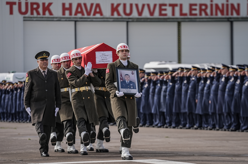 <p>�z ge�mi�inin okunmas� ve Bal�kesir M�ft�s� Hasan Hayri Ya�ar'�n dua etmesinin ard�ndan �ehidin naa��, silah arkada�lar�n�n omzunda ta��narak u�a�a konuldu.</p>