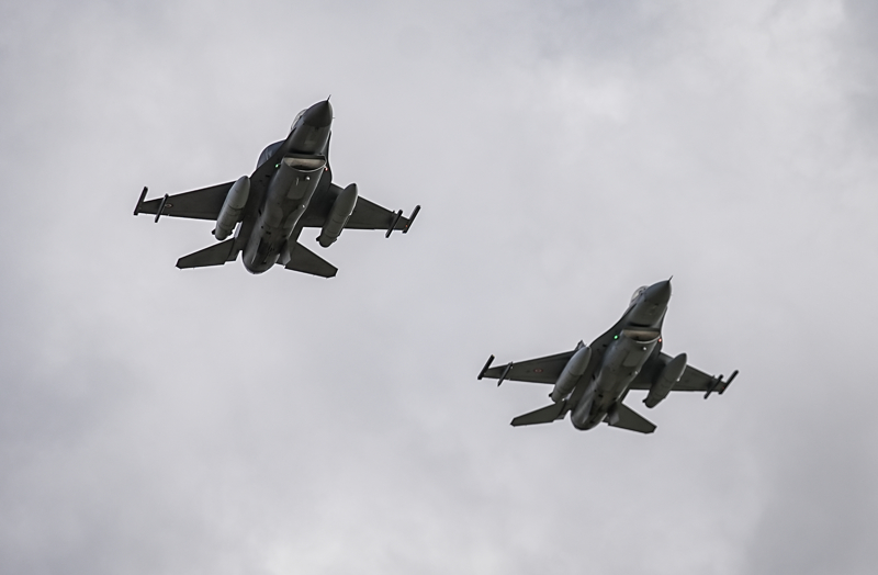 <p>Bu arada, t�ren s�ras�nda iki F-16 u�a�� �ehide sayg� u�u�u yapt�.</p>