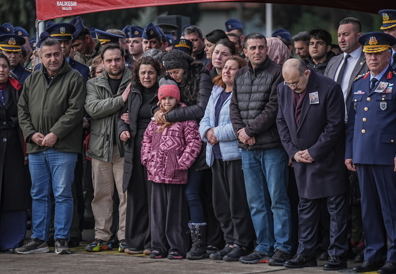 <p>T�rene kat�lan Hava Kuvvetleri Komutan� Orgeneral Ziya Cemal Kad�o�lu, �ehidin e�i Ay�e Nilay Bolat ve k�z� Nil Bolat'a taziyelerini iletti.</p>