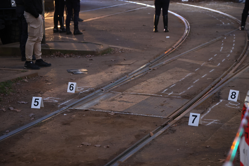 <p>Milano'da şehir içi toplu ulaşım hatlarından olan 9 numaralı tramvay hattındaki bir tramvay, yerel saatle 16.00 civarında seyir halindeyken, henüz bilinmeyen bir sebeple Vittorio Veneto Bulvarı'nda raydan çıktı. T</p>