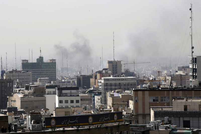 <p>�ran, f�ze sald�r�lar�yla Bahreyn, Birle�ik Arap Emirlikleri, Kuveyt, Katar ve �rd�n gibi �lkelerde e� zamanl� ABD �slerini hedef al�rken Bahreyn'deki ABD donanma �ss� vuruldu.</p>