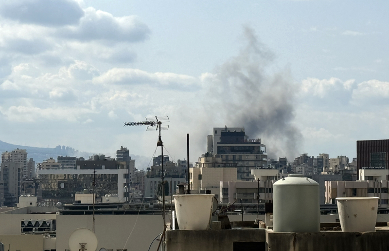 <p>Ard�ndan, L�bnan geneline hava sald�r�lar� ba�latt���n� duyuran ve ba�kent Beyrut'u hedef alan �srail ordusu, havadan ve denizden yo�un sald�r�lar d�zenledi�i L�bnan'da kara i�galini geni�letme karar� alm��t�.</p>