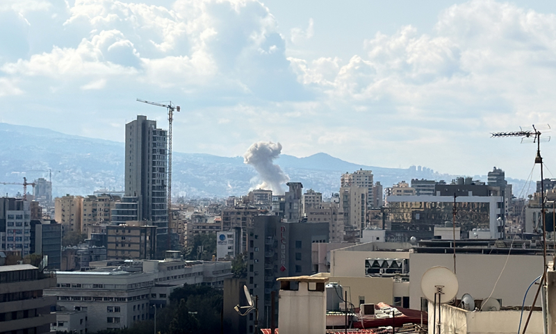 <p>Sald�r�lar sonras� �iddetli patlama sesleri duyulurken, b�lgeden dumanlar y�kseldi.</p>