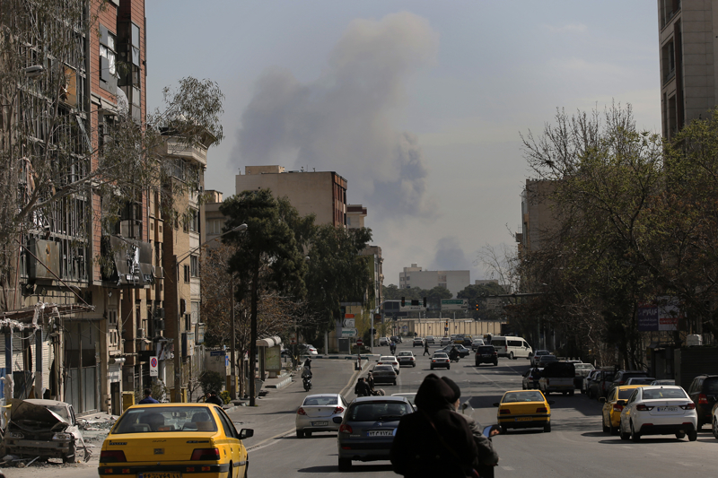 <p>AA ekibi, sald�r�lar sonras� �nkilap Meydan�'n�ndaki durumu g�r�nt�ledi. Meydan ve �evresindeki b�lgelerin neredeyse tan�nmayacak hale geldi�i g�r�ld�.</p>