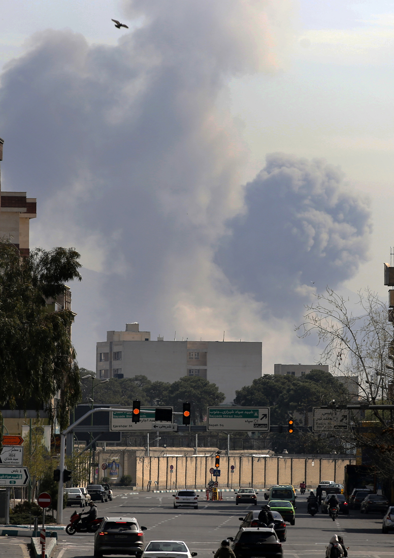 <p>Sald�r�larda b�y�k hasar�n olu�tu�u yerlerden biri de Tahran'�n en me�hur noktalar�ndan biri olan �nkilap Meydan�'yd�.</p>