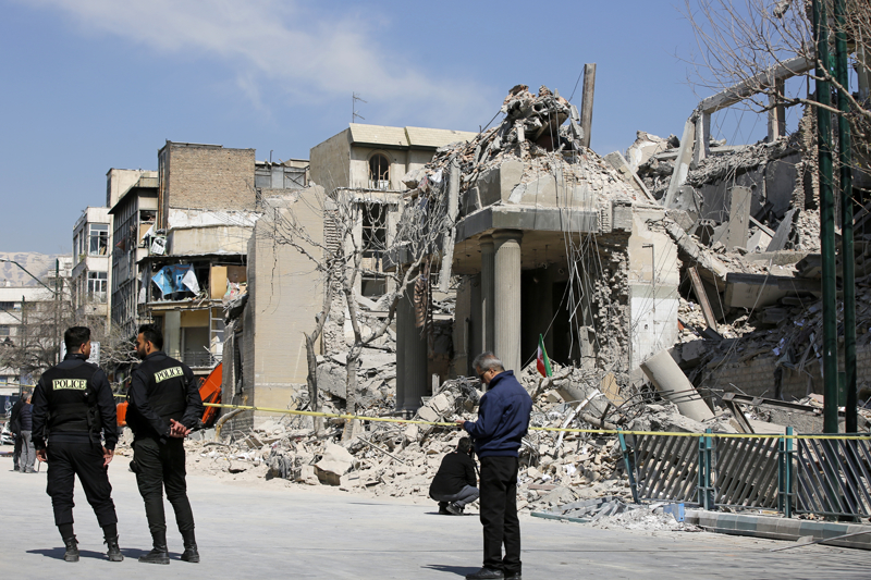 <p>�ran lideri Ali Hamaney'in �ld��� sald�r�yla ABD ve �srail'in 'k�rm�z� �izgiyi' a�t���n� dile getiren �ranl�, bu sald�r�ya ra�men �ran g��lerinin m�cadeleye devam edece�ini s�yledi.</p>