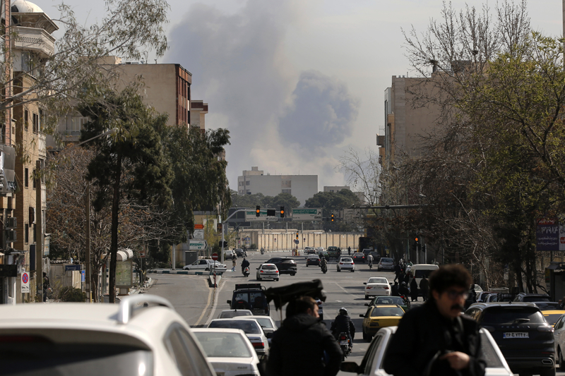 <p>Sald�r�lardan �nce g�nde binlerce insan ve arac�n ge�ti�i Meydan b�y�k oranda bo�alm�� ve enkaz kald�rma �al��malar� s�r�yor. Baz� b�lge sakinleri ise sald�r�lar�nda a��r hasar g�ren evlerini tahliye etmeye �al���yor.</p>