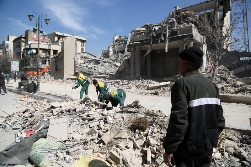 <p>�ran da �srail'in yan� s�ra ABD �slerinin bulundu�u Katar, Birle�ik Arap Emirlikleri (BAE) ve Bahreyn ba�ta olmak �zere baz� b�lge �lkelerinde belirledi�i hedeflere sald�r�larla kar��l�k verdi.</p>