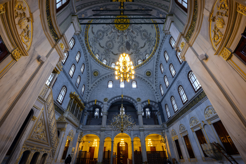 <p>Tophane Meydan�'nda Osmanl�'n�n askeri ve ticari faaliyetlerinin yo�un oldu�u bir b�lgede konumlanan cami, daha �nce ayn� yerde bulunan Top Arabac�lar� K��las� ve Camisi'nin yerine yapt�r�ld�. Nusretiye Camisi'nin mimar�, kaynaklarda son devirde pek �ok devlet binas� yapan Balyan ailesinden Krikor Amira Kalfa olarak ge�iyor.</p>