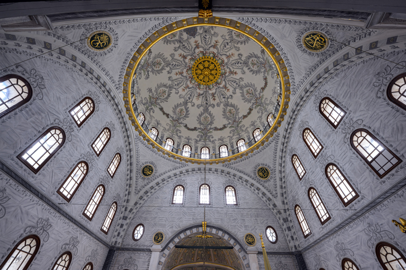 <p>Bo�az'a yak�n konumu nedeniyle denizden bak�ld���nda da kolayl�kla fark edilen Nusretiye Camisi, 19. y�zy�l Osmanl� mimarisinde klasik �sluptan Bat� etkili mimari anlay��a ge�i� s�reci g�steren �nemli yap�lardan biri olarak kabul ediliyor.</p>