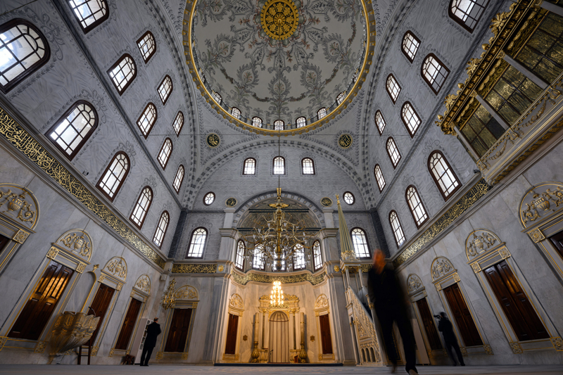 <p>Caminin harim b�l�m�nde y�ksek kemerli pencereler, yo�un bezeme program� ve hareketli mimari detaylar g�ze �arparken, h�nkar mahfili ve giri� d�zeni de d�nemin saray mimarisiyle kurdu�u ili�kiyi yans�t�yor.</p>