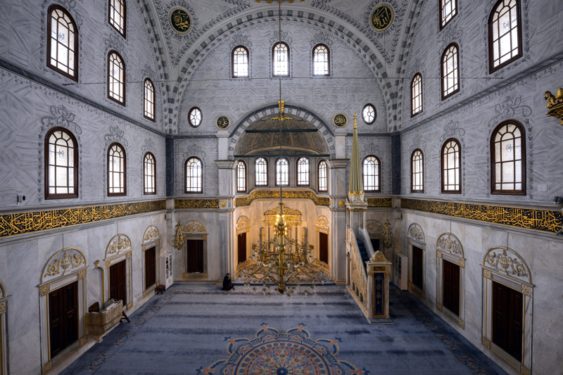 <p>Mimari a��dan Osmanl� klasik �slubundan farkl� bir anlay��� yans�tan yap�, �zellikle barok ve ampir etkili bezemeleri, ince ve uzun minareleriyle dikkati �ekiyor. Tek kubbeli plan d�zenine sahip olan caminin i� mekan� geni� pencereler sayesinde olduk�a ayd�nl�k bir g�r�n�m sunuyor, duvarlardaki kalem i�i s�slemeler, hat levhalar ve ku�ak yaz�s�, yap�n�n estetik karakterini yans�t�yor.</p>