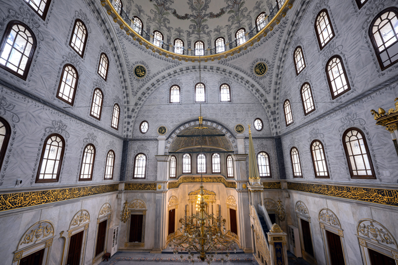 <p>Marmara �niversitesi �lahiyat Fak�ltesi T�rk �slam Sanatlar� Tarihi B�l�m� ��retim �yesi Prof. Dr. Fatih �zkafa, AA muhabirine, Nusretiye Camisi'nin mimari yap�s�n�, hat ve tezyinat�n� anlatt�.</p>