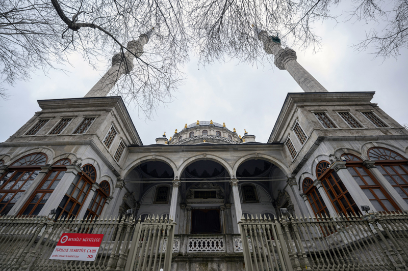 <p>Caminin ayn� zamanda hat sanat� bak�m�ndan da �ok �nemli oldu�unu vurgulayan �zkafa, 'Mimarisinde mihrap sofas�n�n d��ar�ya ��k�nt�l� olmas� dikkati �ekiyor. Mihrap k�sm�nda yaz� ku�a��n�n y�kselip tekrar al�almas� da ilgin� bir �zelliktir. Bu da kaynaklar�m�zda deve boynu �eklinde zikredilmi�. Yani deve boyuna benzetilen bir formda y�kseldi�i i�in b�yle adland�r�l�yor.' diye konu�tu.</p>