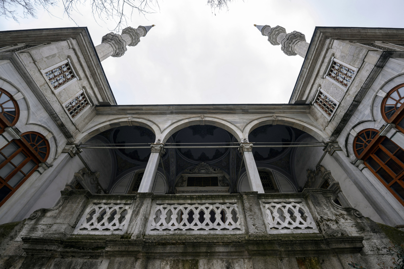 <p>'Mimar� kaynaklarda Krikor Balyan olarak ge�iyor ve cami ampir barok �slubunda yine son d�nem cami �zelliklerini i�inde bar�nd�r�yor. A��rl�k kuleleri armudi ve yo�un bir �ekilde uygulanm��t�r. Bu da caminin dikkat �ekici bir �zelli�idir. Caminin yap�m�ndan �nce Yeni�eri Oca�� kald�r�ld��� i�in bunun bir 'zafer', bir 'nusret' olarak telakki edilmesi sebebiyle cami Nusretiye Cami olarak an�l�yor. Fakat halk aras�nda Tophane Cami olarak da ge�er, bir sahil camisidir, bo�az kenar�na in�a edilmi�tir.'</p>