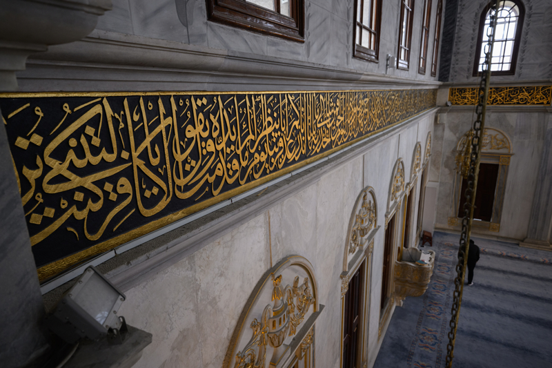 <p>Caminin 1823 y�l�nda yap�m�na ba�land���n� ve banisinin Sultan 2. Mahmud Han oldu�unu belirten �zkafa, burada daha �nce Top Arabac�lar� K��las� ve Camisi'nin mevcut oldu�unu s�yledi.</p>