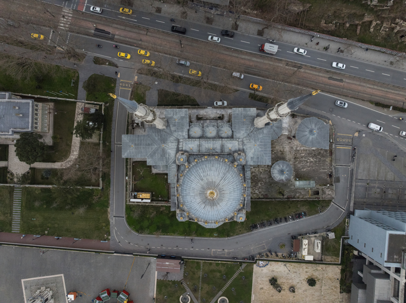 <p>Camide hat sanat�n�n me�hur ismi Mustafa Rak�m Efendi'nin 1,5 sayfal�k Nebe suresini yazd���n� dile getiren �zkafa, ��yle devam etti:</p>