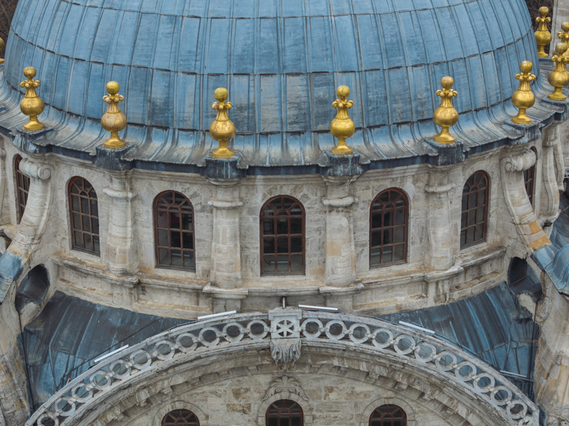 <p>Nusretiye Camisi'ne hat sanat� bak�m�ndan �zellikle alt�n�n �izilmesi gereken konular�n oldu�una dikkati �eken �zkafa, �unlar� kaydetti:</p>