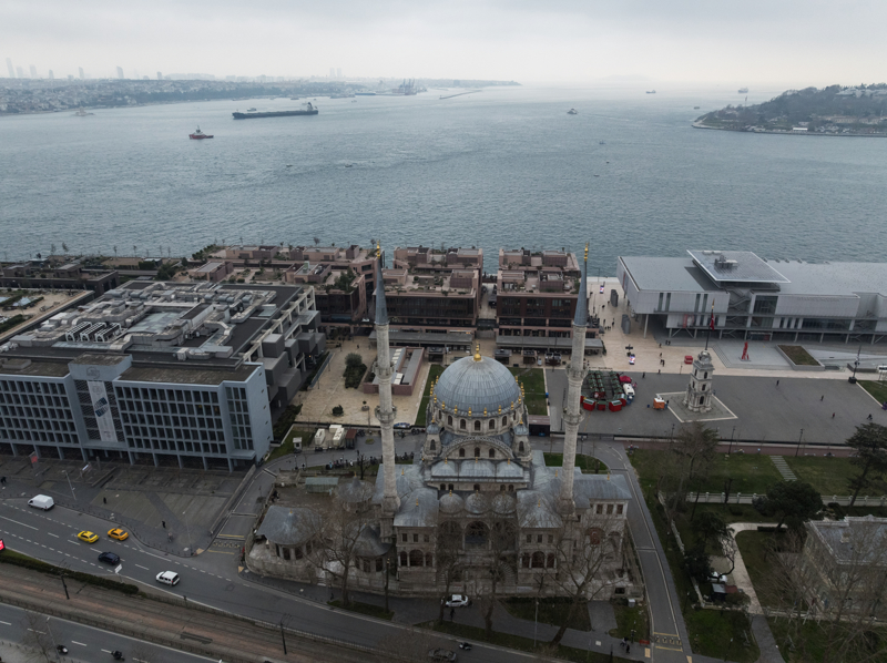 <p>'Celi s�l�s hatt�yla Amme suresi olarak da bilinen sureyi yaz�yor. �zelli�i nedir bu yaz�n�n? Hat sanat�nda celi yaz�n�n geli�imi bak�m�ndan �ok dikkat �ekici. Terkip �zellikleri, harf b�nyesi geli�imi ve istif �zellikleri s�z konusu. Dolay�s�yla hat sanat�n�n tarihi a��s�ndan �ok kayda de�er bir ku�ak yaz�s�d�r. Mustafa Rak�m Efendi, bu yaz�lar�n yaz�ld��� esnada biraz rahats�z oldu�u i�in kendisine talebeleri yard�m ediyor. �akir Recai ve Mehmet Ha�im Efendiler de bu yaz�lar�n yaz�lmas�na b�y�k emek sarf etmi�ler. Hat sanat� bak�m�ndan bir di�er �zelli�i, bu caminin yan�nda bir sebil bulunuyor. Bu sebilin yaz�lar� da celi talik hatt�yla Yesarizade Mustafa �zzet Efendi taraf�ndan yaz�lm��.'</p>