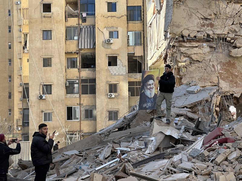 <p>Ayr�ca, �srail ordusu, ba�kent Beyrut'un g�neyindeki Dahiye b�lgesinde sald�r� tehdidinde bulundu�u el-Gubeyri Mahallesi'nin yan� s�ra Bir el-Abd ve H�reyk mahallelerine hava sald�r�lar� d�zenledi.</p>