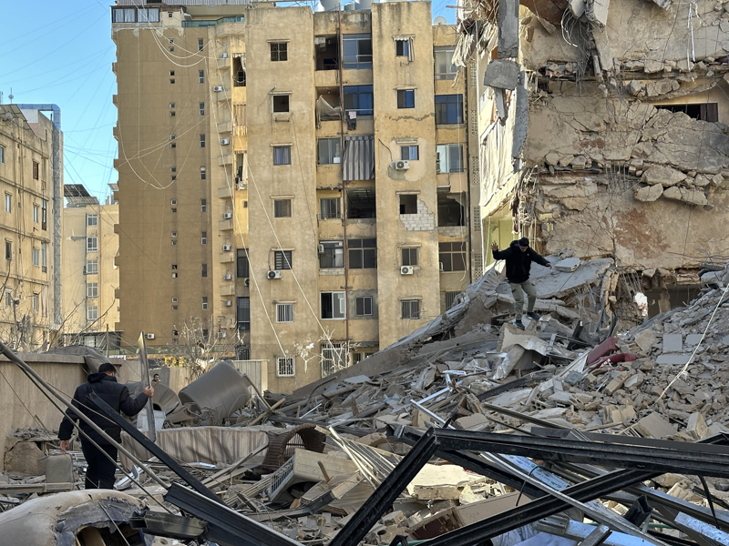 <p>Vesim Atallah'�n karde�i Said Atallah'�n da �srail'in daha �nce Bedavi kamp�na d�zenledi�i sald�r�da ailesiyle hayat�n� kaybetti�i hat�rlat�ld�.</p>