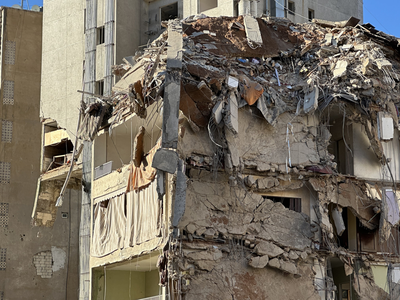 <p>Hamas y�neticilerinden Vesim Atallah el-Ali ile e�inin evlerini hedef alan sald�r�da ya�am�n� yitirdi�i, Atallah'�n k�zlar�ndan birinin yaraland��� bildirildi.</p>