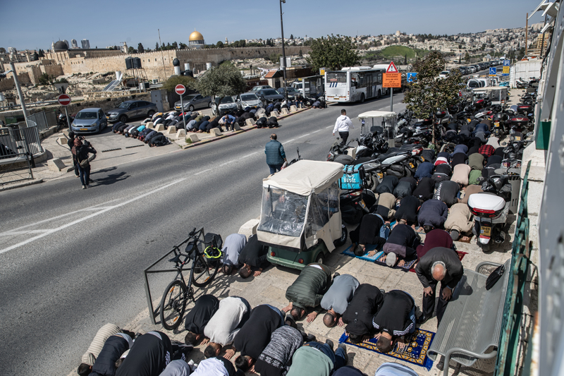 <p>�srail, bu y�l da Ramazan ay�nda Cuma namazlar� i�in Bat� �eria'dan Kud�s'e ge�i�lere k�s�tlama getirmi�ti. �srail, bug�n yapt��� a��klamada ise ABD ile ba�latt��� �ran'a sald�r�lar�n ard�ndan Filistinlilerin Mescid-i Aksa'da Cuma namaz� k�lmas�na izin verilmeyece�ini duyurdu. �srail Savunma Kuvvetleri Sivil Y�netim Ba�kan� Hisham �brahim, karar�n �ran'�n misilleme sald�r�lar�n�n ard�ndan al�nd���n� s�yledi. Mescid-i Aksa'n�n yan� s�ra Kud�s'teki Eski �ehir'de bulunan kutsal mekanlarda ibadet etmek isteyenlerin ve ziyaret�ilerin giri�ine de izin verilmeyece�i aktar�ld�.</p>