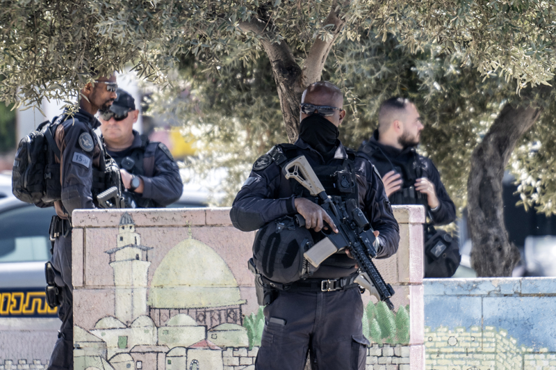 <p>�srail'in, ABD ile birlikte �ran'a ba�latt��� sald�r�lar�n ard�ndan bug�n Filistinlilerin Mescid-i Aksa'da cuma namaz� k�lmas�na izin vermeyece�i belirtildi. Kud�s'teki M�sl�manlar, Aksa'n�n ibadete kapat�lmas� �zerine ramazan ay�n�n ���nc� cuma namaz�n� sokaklarda k�ld�.</p>