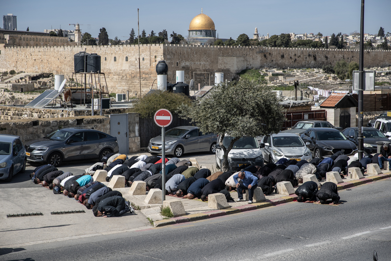 <p>�srailli yetkililer, Ramazan ay� boyunca Mescid-i Aksa'da baz� k�s�tlamalar uygulayaca��n� duyurmu�tu. Cuma namaz� i�in Bat� �eria'dan Mescid-i Aksa'ya 50 ya� �st� kad�nlar ve 55 ya� �st� kad�nlar�n yan� s�ra birinci derece akrabalar�n�n e�lik etti�i 12 ya��ndan k���k �ocuklar�n giri�ine izin verilece�i kaydedilmi�ti. Ayr�ca, 10 bin ki�ilik kota uygulanaca�� a��klanm��t�.</p>