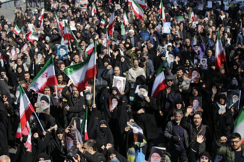 <p>G�stericiler, ellerinde ABD-�srail sald�r�lar�nda �ld�r�len �ran lideri Ayetullah Ali Hamaney'nin foto�raflar�n� ta��d�.</p>