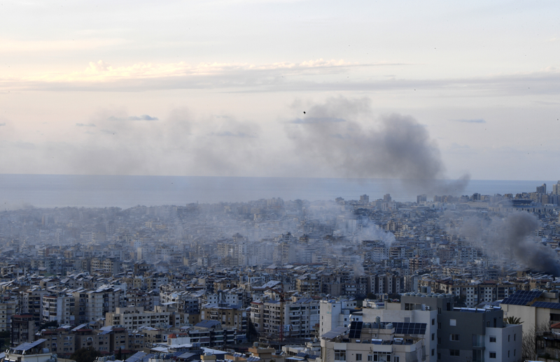 <p>Ard�ndan, L�bnan geneline hava sald�r�lar� ba�latt���n� duyuran ve ba�kent Beyrut'u hedef alan �srail ordusu, havadan ve denizden yo�un sald�r�lar d�zenledi�i L�bnan'da kara i�galini geni�letme karar� alm��t�.</p>