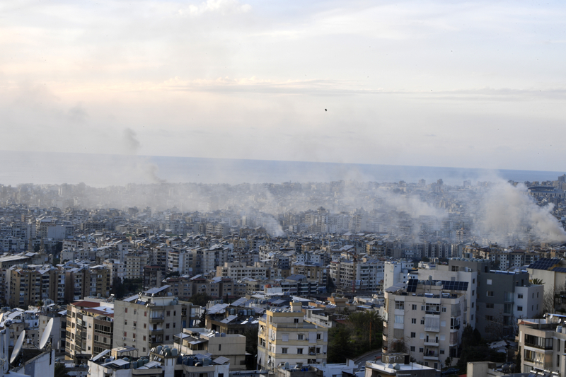 <p>�te yandan <span >�srail'in, Beyrut'un Dahiye b�lgesine d�zenledi�i sald�r�larda �ok say�da binada hasar olu�tu.</span></p>