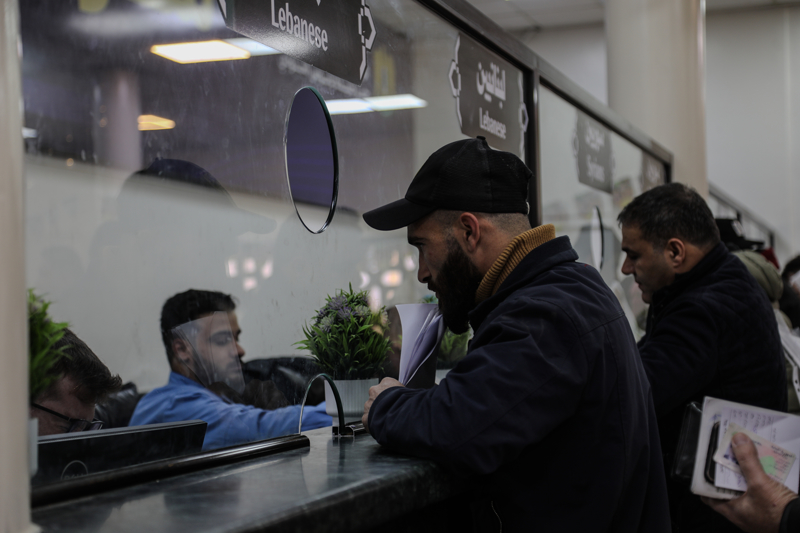 <p>Suriye'deki i� sava� nedeniyle bir�ok ki�i kom�u �lke L�bnan'a s���nm��t�. �imdi �srail sald�r�lar� alt�ndaki L�bnan'da ya�ayan bir�ok Suriyeli ile birlikte baz� L�bnanl�lar da Suriye'ye s���nmak zorunda kal�yor. </p>