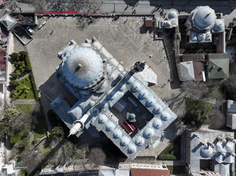 <p>B�lgenin ticaret hayat�yla yak�ndan ili�kili bir konumda yer alan k�lliyeye ait d�kkanlar, vak�f gelirlerinin sa�lanmas�nda �nemli rol oynuyordu.</p>