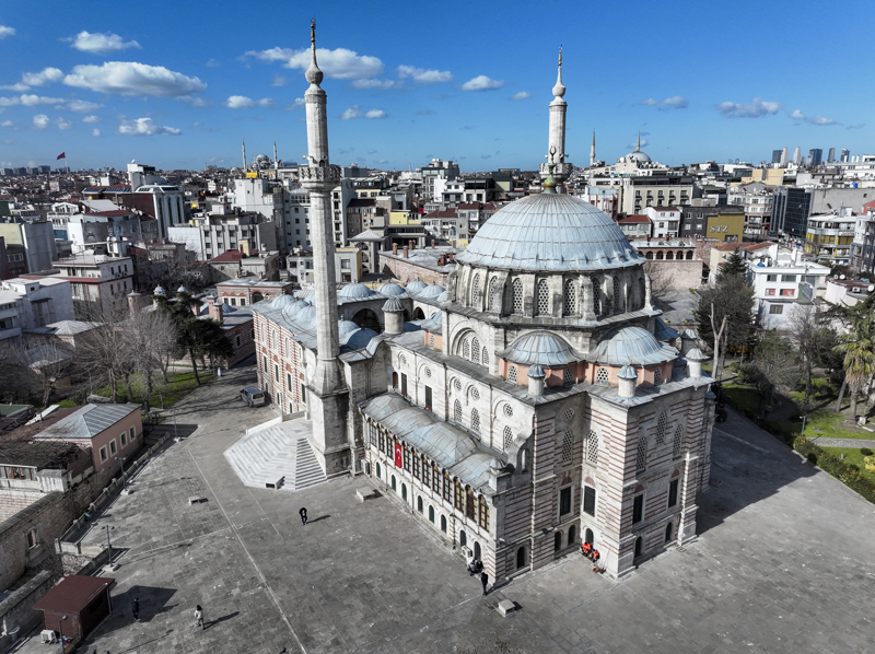 <p>Sultan 3. Mustafa'n�n, b�y�k �stanbul depremi ve yang�nlar�n�n ard�ndan �ehrin yeniden imar�nda �ne ��kan padi�ahlardan biri oldu�unu belirten Sayg�l�, 'Fatih Sultan Mehmed'in yapt�rd��� Fatih Camisi'ni de y�k�ld�ktan sonra tekrardan yapt�r�yor ve �stanbul civar�ndaki pek �ok y�k�lan yahut yanan yerin in�as� kendisinin d�neminde ger�ekle�iyor. Kendisi �ok�a camiyi yapt�rmas�na ra�men hi�birine kendi ismini vermemesiyle me�hur olan bir padi�ah�m�z. �skele Camisi, Ayazma Camisi, Laleli Camisi gibi pek �ok cami asl�nda kendisinin d�neminde in�a ediliyor.' ifadelerini kulland�.</p>